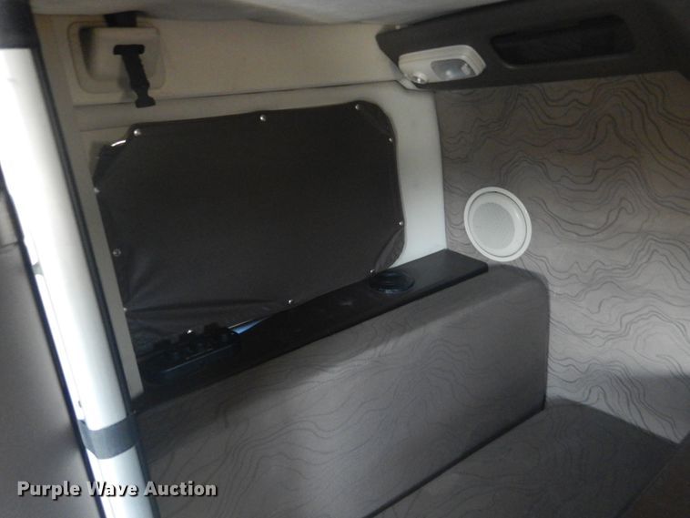 image for item GE9393 2012 Volvo VN semi truck