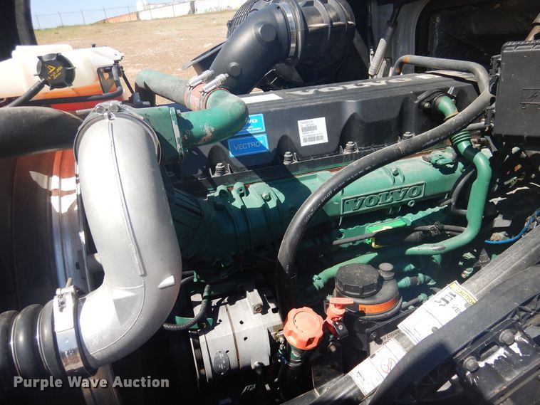 image for item GE9393 2012 Volvo VN semi truck