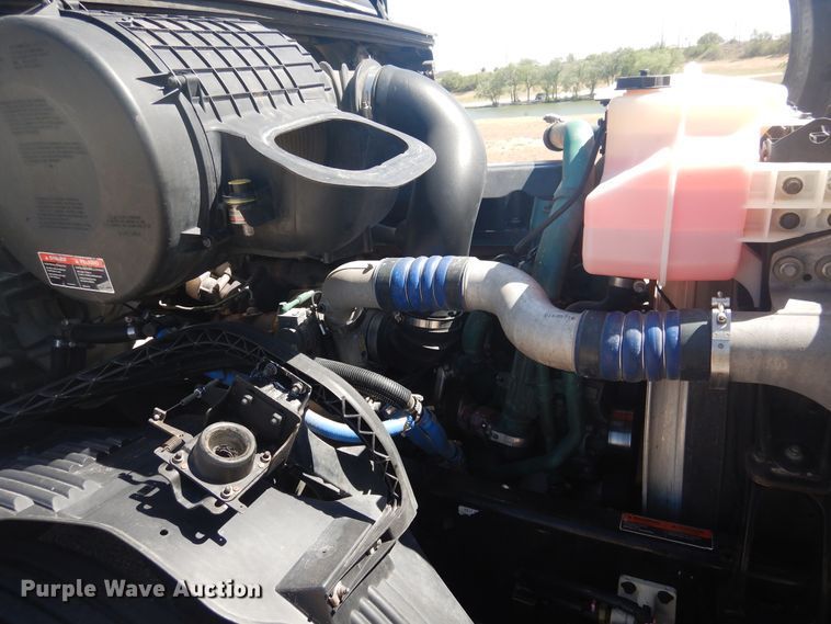 image for item GE9393 2012 Volvo VN semi truck