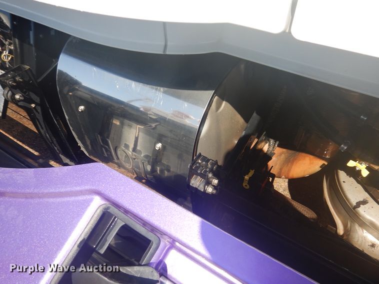 image for item GE9393 2012 Volvo VN semi truck