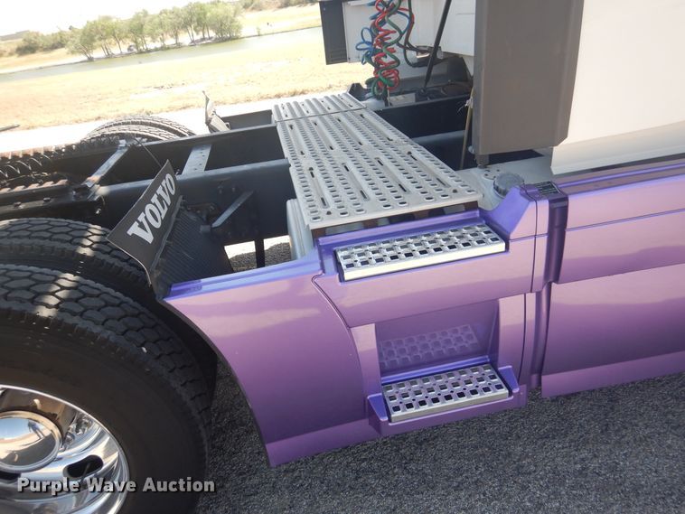 image for item GE9393 2012 Volvo VN semi truck