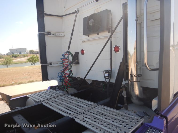 image for item GE9393 2012 Volvo VN semi truck