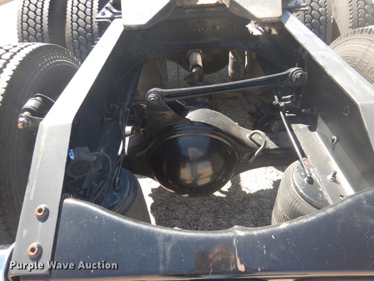 image for item GE9393 2012 Volvo VN semi truck