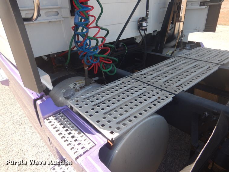 image for item GE9393 2012 Volvo VN semi truck