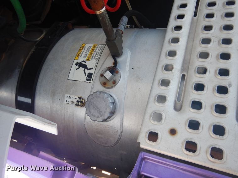 image for item GE9393 2012 Volvo VN semi truck