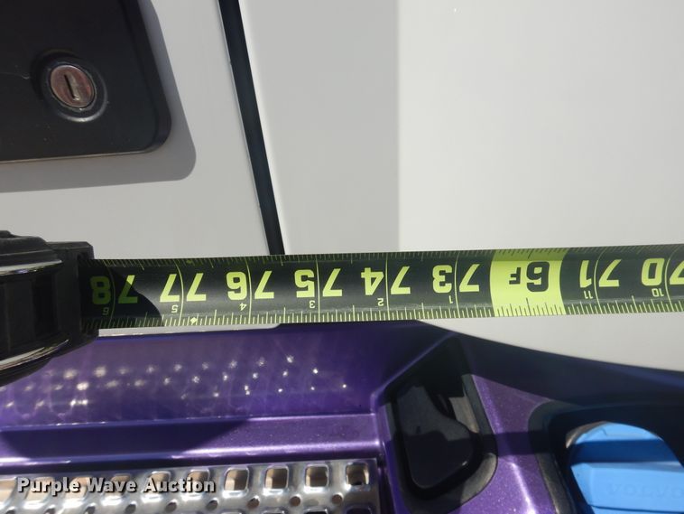 image for item GE9393 2012 Volvo VN semi truck