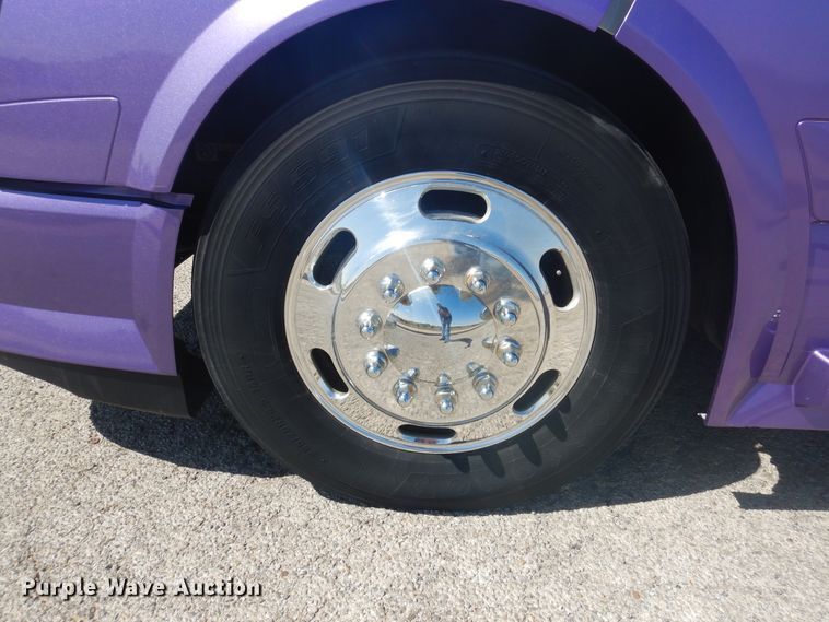 image for item GE9393 2012 Volvo VN semi truck