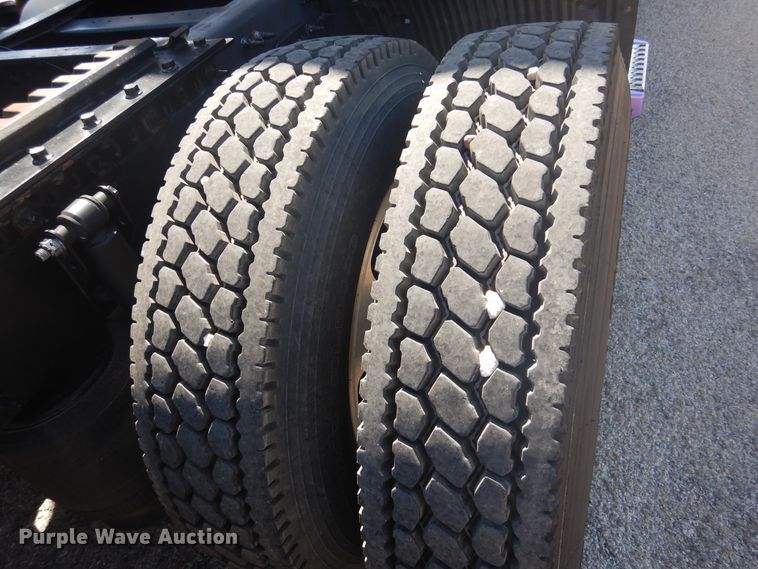 image for item GE9393 2012 Volvo VN semi truck