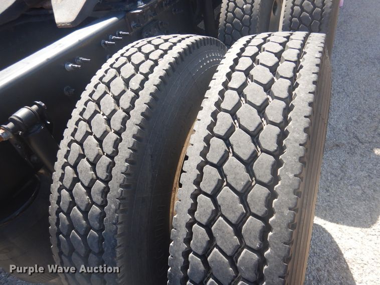 image for item GE9393 2012 Volvo VN semi truck