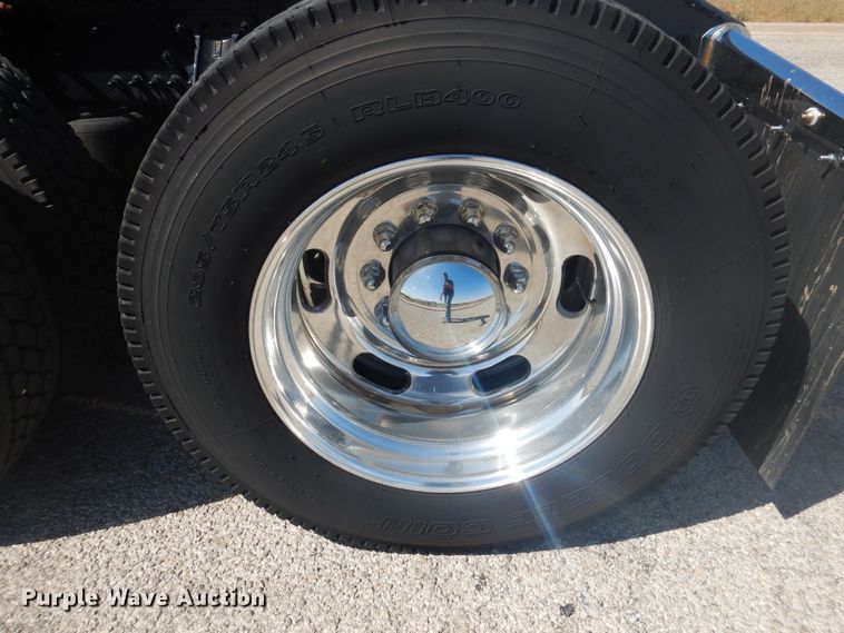 image for item GE9393 2012 Volvo VN semi truck