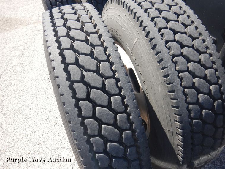 image for item GE9393 2012 Volvo VN semi truck