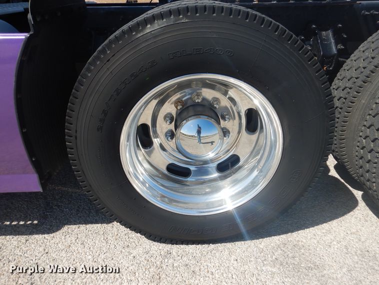 image for item GE9393 2012 Volvo VN semi truck