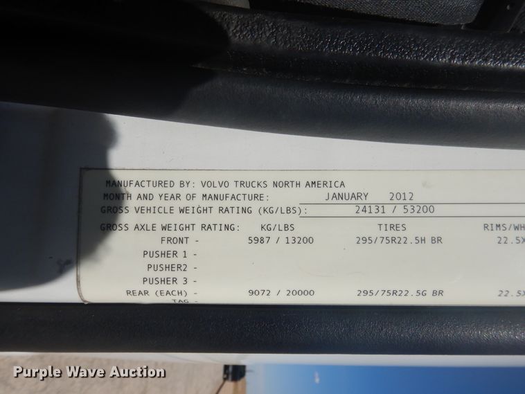 image for item GE9393 2012 Volvo VN semi truck