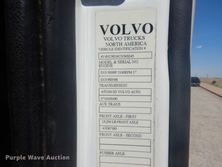 image for item GE9393 2012 Volvo VN semi truck