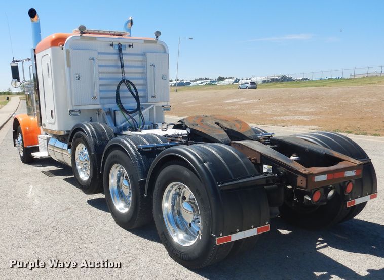 image for item GE9396 2010 Peterbilt 389 semi truck