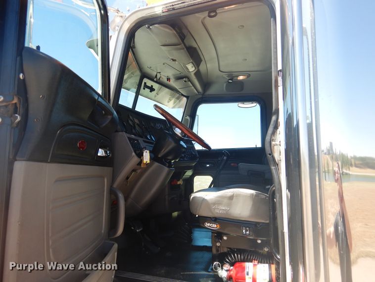 image for item GE9396 2010 Peterbilt 389 semi truck