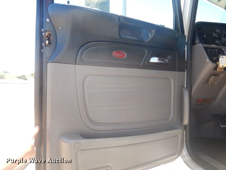 image for item GE9396 2010 Peterbilt 389 semi truck