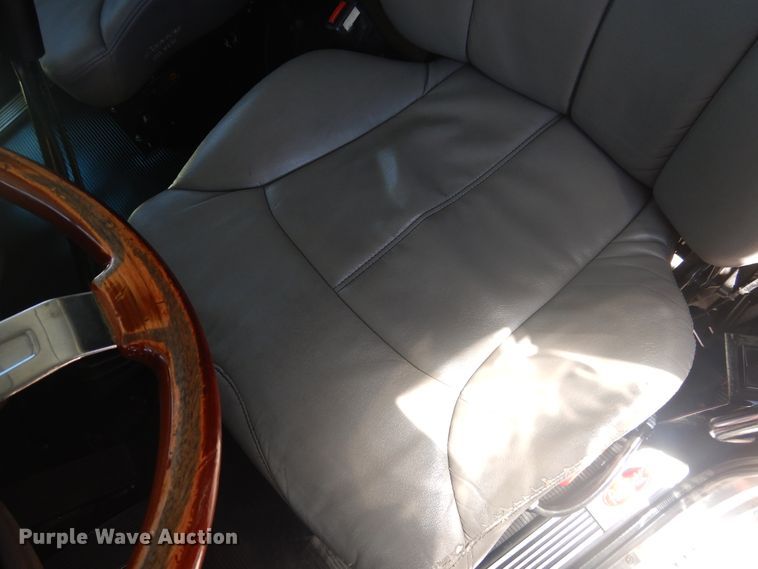 image for item GE9396 2010 Peterbilt 389 semi truck