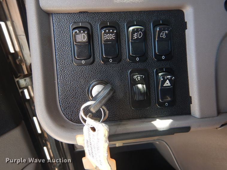 image for item GE9396 2010 Peterbilt 389 semi truck