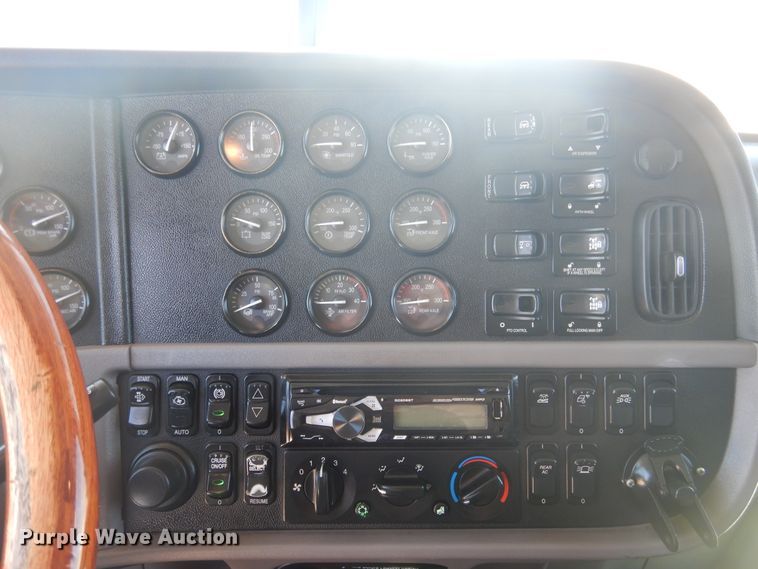 image for item GE9396 2010 Peterbilt 389 semi truck