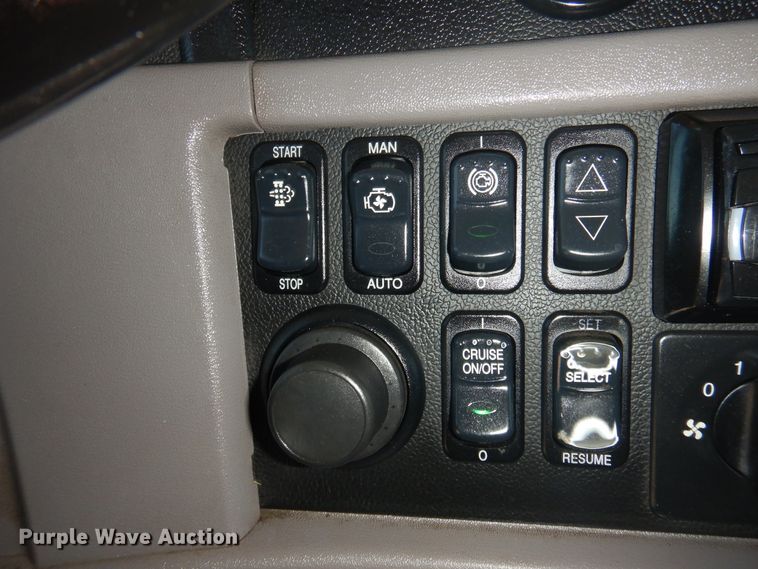 image for item GE9396 2010 Peterbilt 389 semi truck