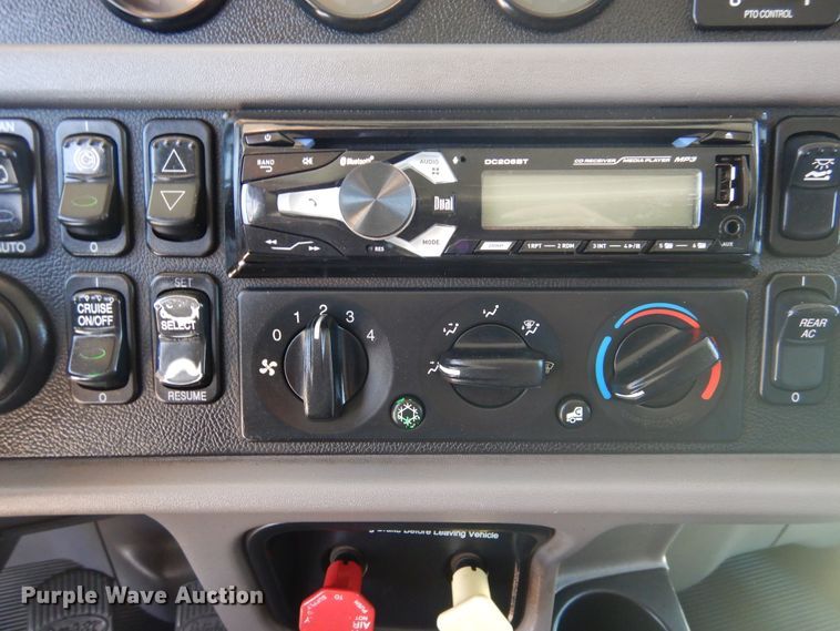 image for item GE9396 2010 Peterbilt 389 semi truck