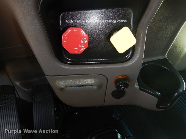 image for item GE9396 2010 Peterbilt 389 semi truck