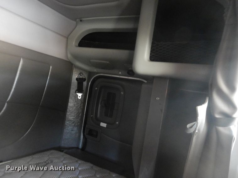 image for item GE9396 2010 Peterbilt 389 semi truck