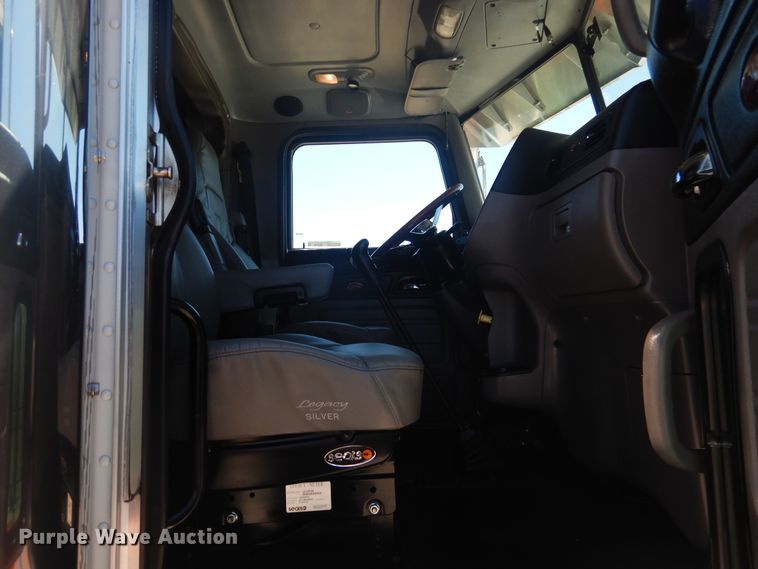 image for item GE9396 2010 Peterbilt 389 semi truck