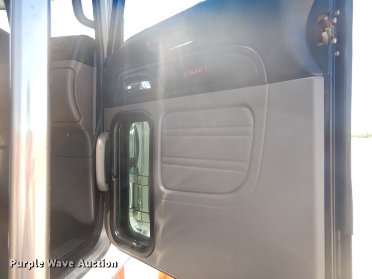 image for item GE9396 2010 Peterbilt 389 semi truck