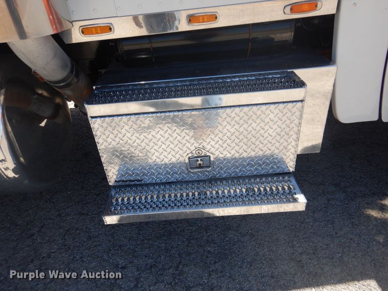 image for item GE9396 2010 Peterbilt 389 semi truck