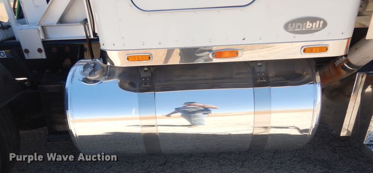 image for item GE9396 2010 Peterbilt 389 semi truck