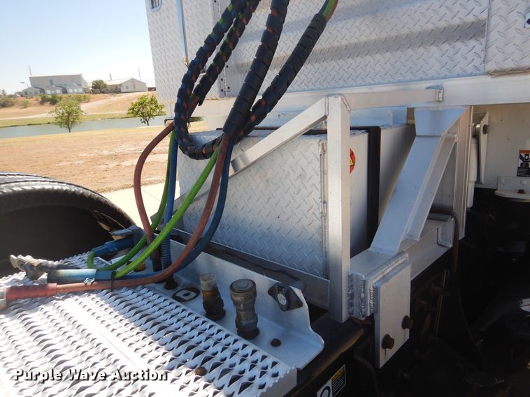 image for item GE9396 2010 Peterbilt 389 semi truck