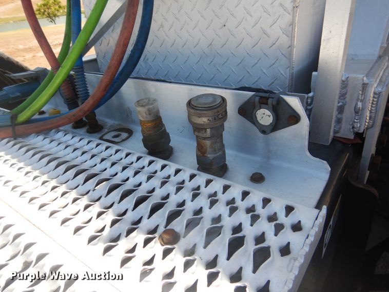 image for item GE9396 2010 Peterbilt 389 semi truck