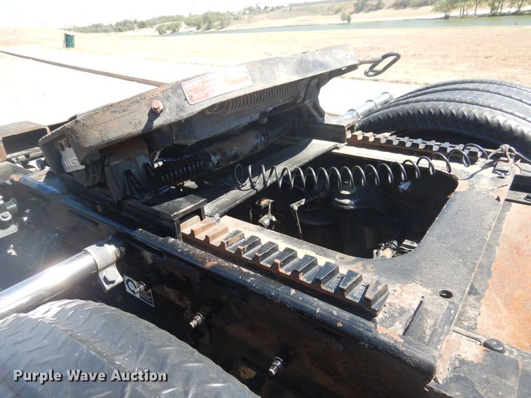 image for item GE9396 2010 Peterbilt 389 semi truck