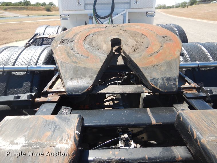 image for item GE9396 2010 Peterbilt 389 semi truck