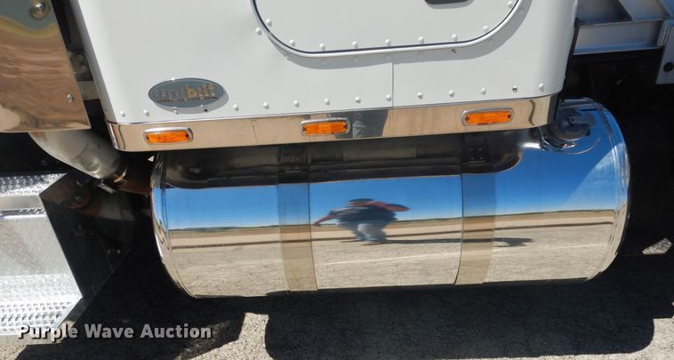 image for item GE9396 2010 Peterbilt 389 semi truck