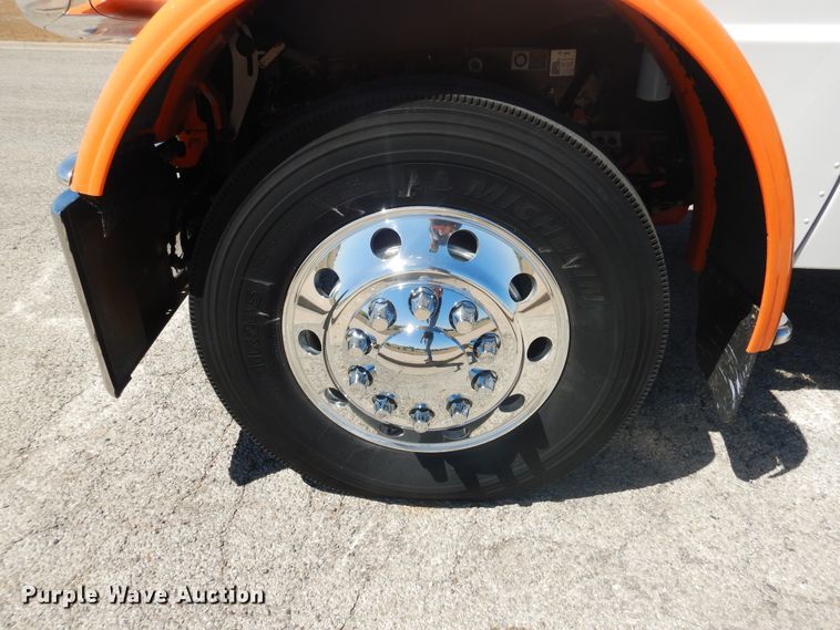 image for item GE9396 2010 Peterbilt 389 semi truck