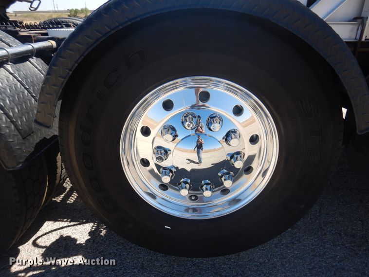 image for item GE9396 2010 Peterbilt 389 semi truck