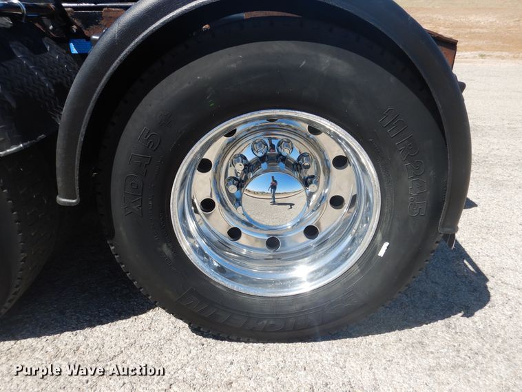 image for item GE9396 2010 Peterbilt 389 semi truck