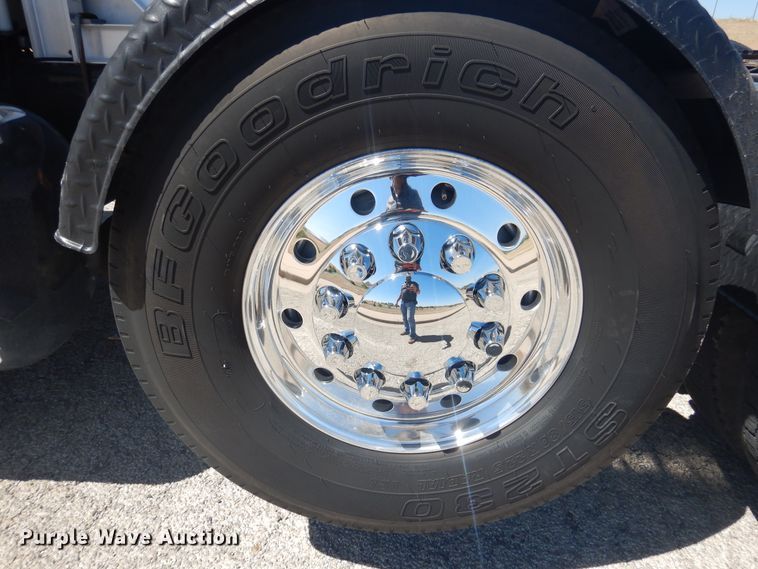 image for item GE9396 2010 Peterbilt 389 semi truck