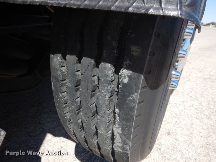 image for item GE9396 2010 Peterbilt 389 semi truck