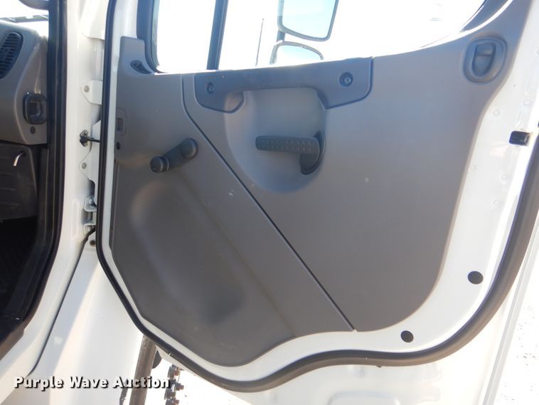 image for item GF9120 2010 Freightliner Business Class M2 flatbed truck