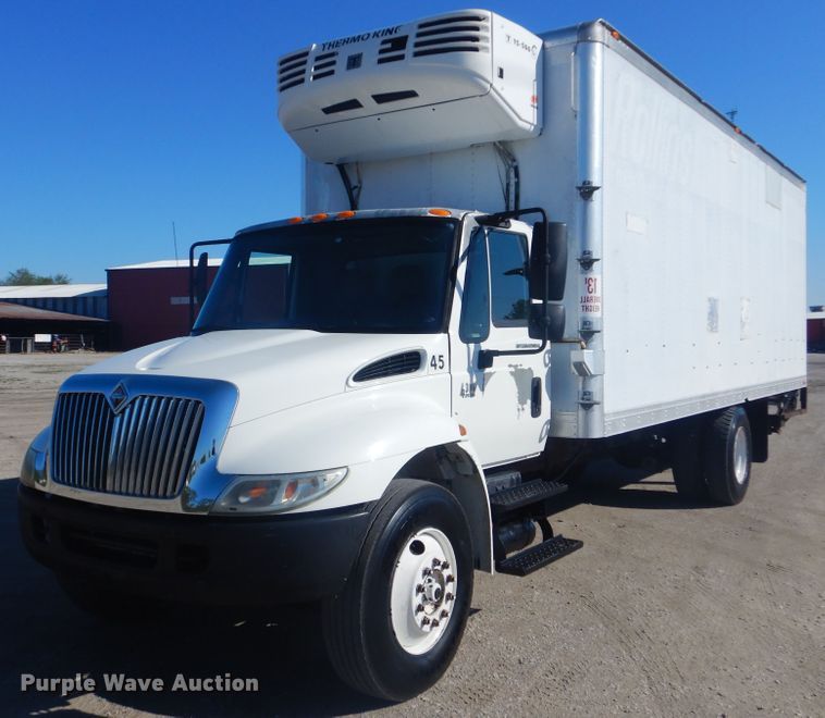 image for item GF9154 2004 International 4300 refrigerated delivery truck