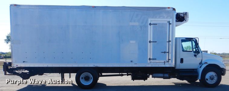 image for item GF9154 2004 International 4300 refrigerated delivery truck