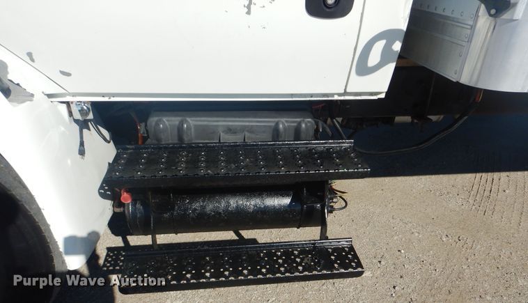 image for item GF9154 2004 International 4300 refrigerated delivery truck