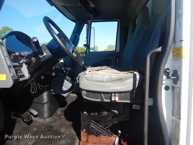 image for item GF9154 2004 International 4300 refrigerated delivery truck