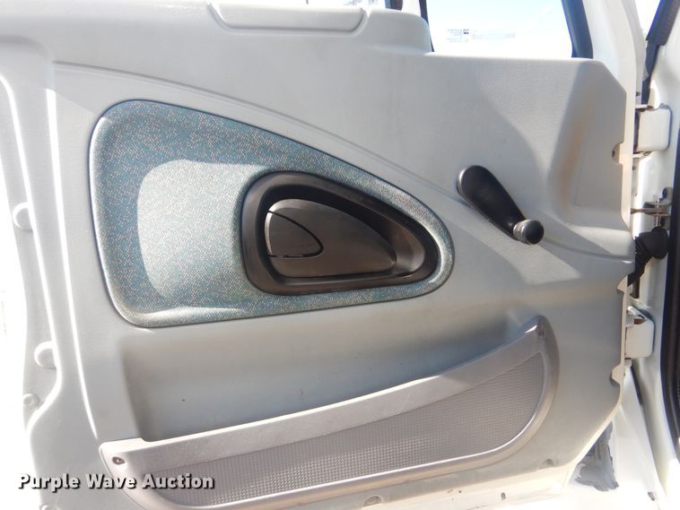 image for item GF9154 2004 International 4300 refrigerated delivery truck