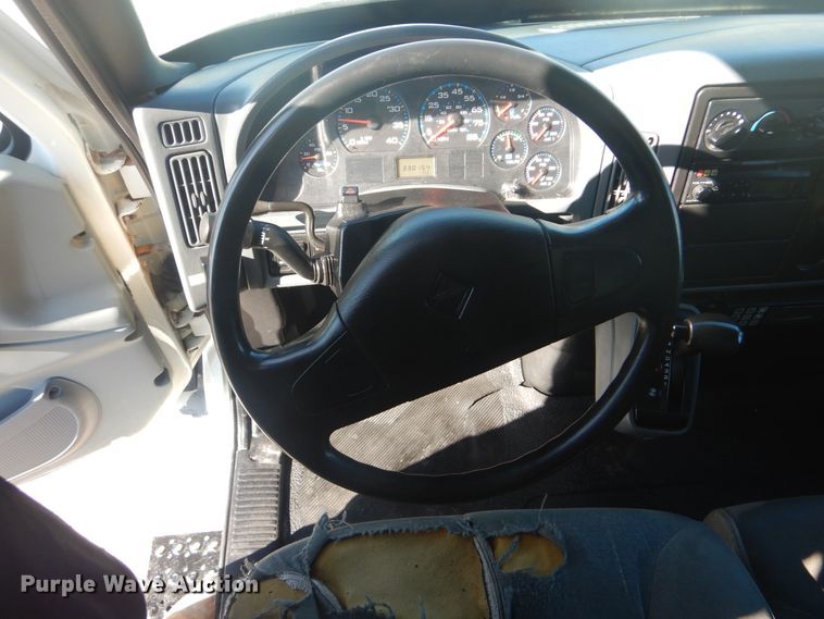 image for item GF9154 2004 International 4300 refrigerated delivery truck