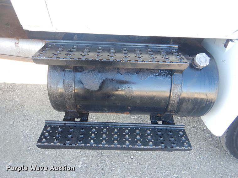 image for item GF9154 2004 International 4300 refrigerated delivery truck